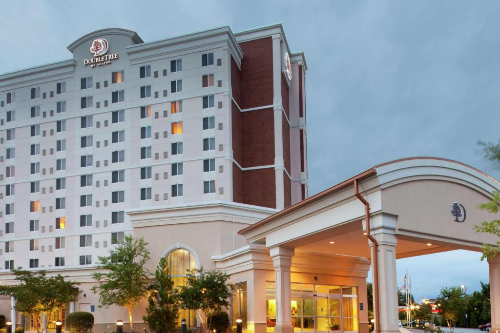 d'un hôtel avec un bâtiment dans l'établissement DoubleTree by Hilton Greensboro, à Greensboro