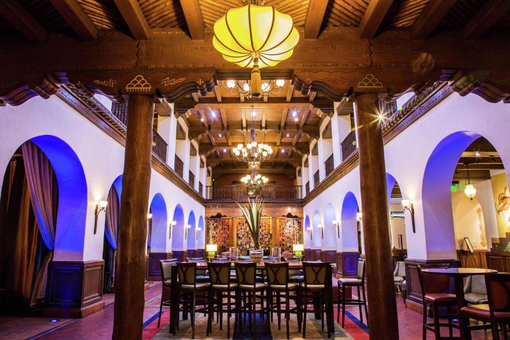 アルバカーキにあるHotel Andaluz Albuquerque, Curio Collection By Hiltonの建物内のダイニングルーム(テーブル、椅子付)