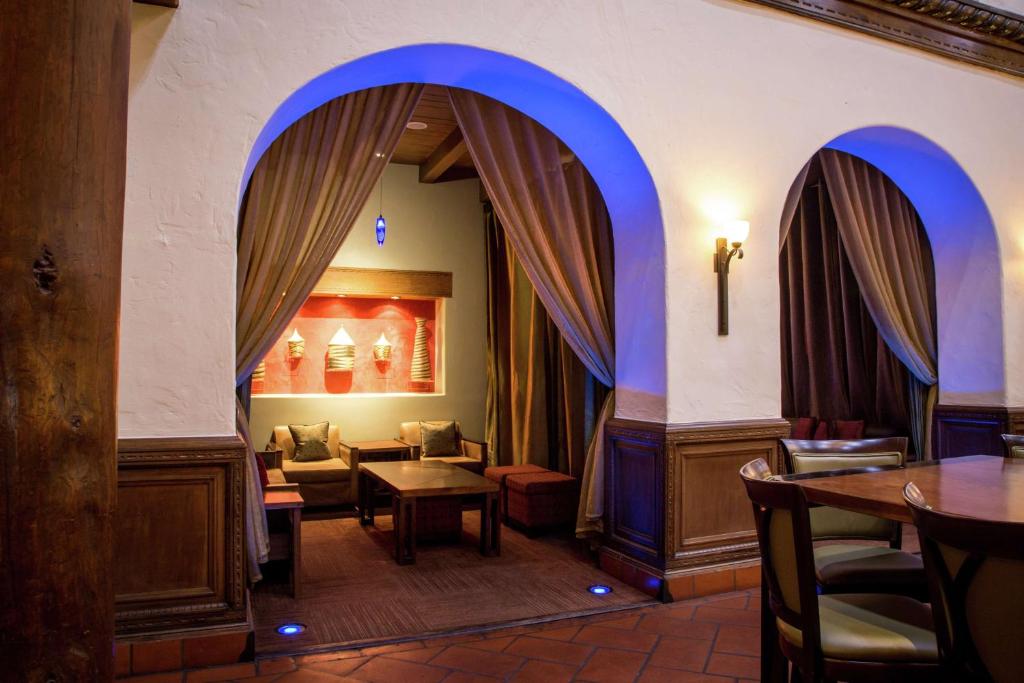 Hotel Andaluz Albuquerque, Curio Collection By Hiltonにあるシーティングエリア