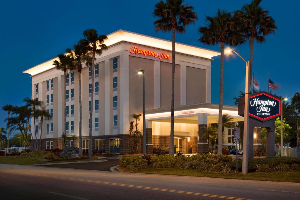 un bâtiment d'hôtel avec un panneau devant lui dans l'établissement Hampton Inn Tampa-Rocky Point, à Tampa