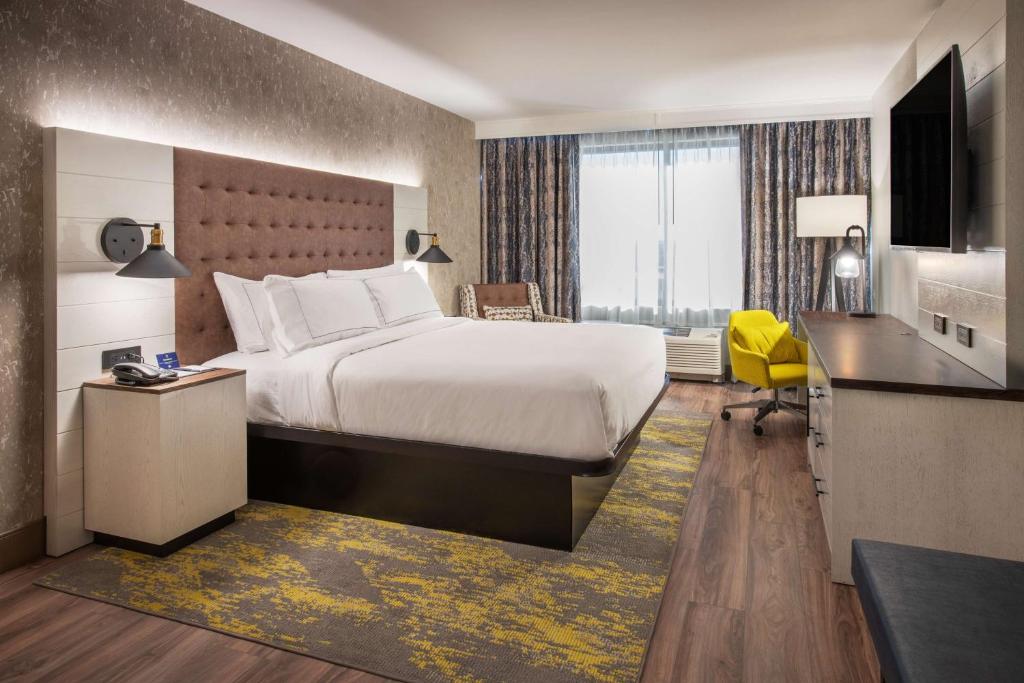 TV a/nebo společenská místnost v ubytování DoubleTree by Hilton Monroe Township Cranbury
