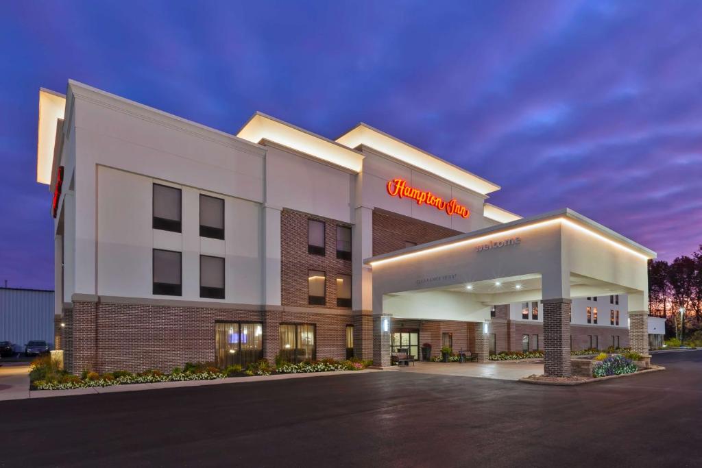 a hotel with a sign on the front of a building at Hampton Inn Marysville in Marysville