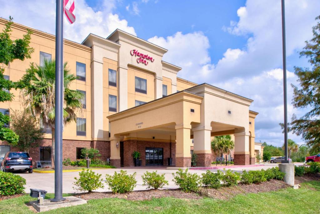 a front view of a hotel at Hampton Inn Baton Rouge - Denham Springs in Denham Springs