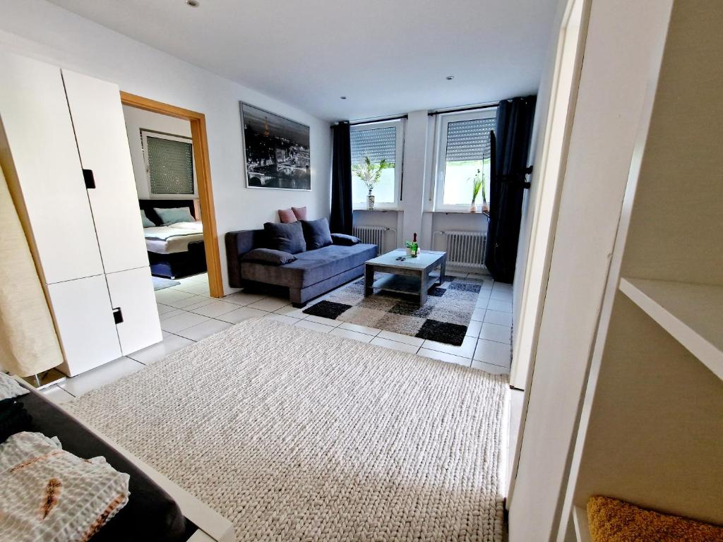 a living room with a couch and a table at iBO-APART Ganze Ferienwohnung in Herzogenaurach in Herzogenaurach