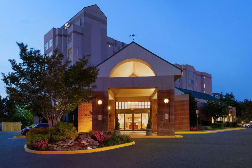 um edifício com um relógio na frente dele em Homewood Suites by Hilton Falls Church em Merrifield