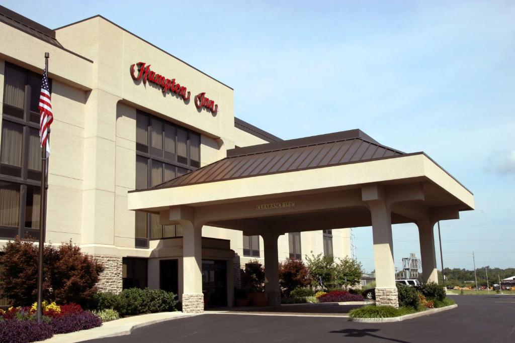 un edificio de hotel con una bandera americana delante de él en Hampton Inn St. Louis Southwest, en Fenton