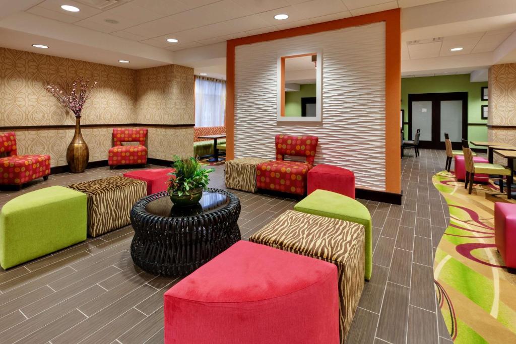 Posezení v ubytování Hampton Inn Seneca Falls