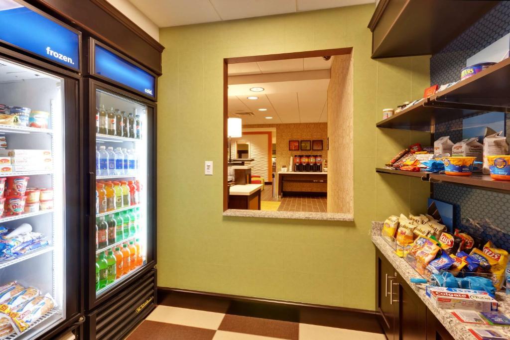 Kuchyň nebo kuchyňský kout v ubytování Hampton Inn Seneca Falls