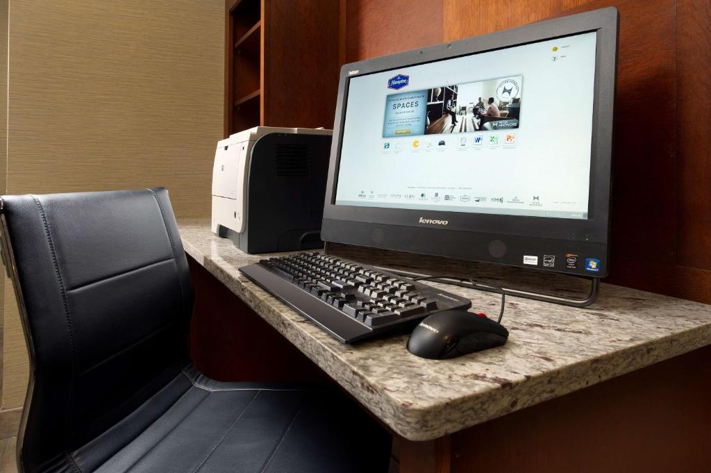 TV a/nebo společenská místnost v ubytování Hampton Inn Seneca Falls