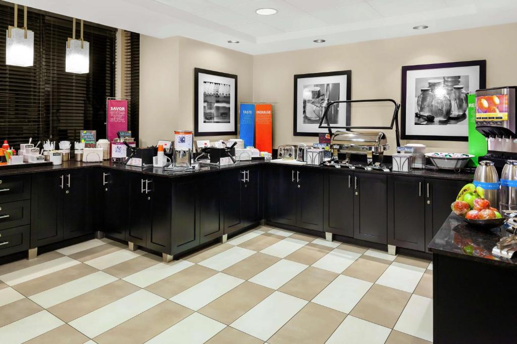 Kuchyň nebo kuchyňský kout v ubytování Hampton Inn Miami/Dadeland