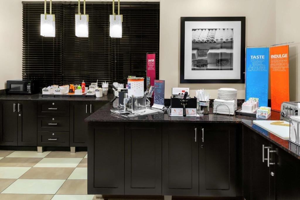 Kuchyň nebo kuchyňský kout v ubytování Hampton Inn Miami/Dadeland