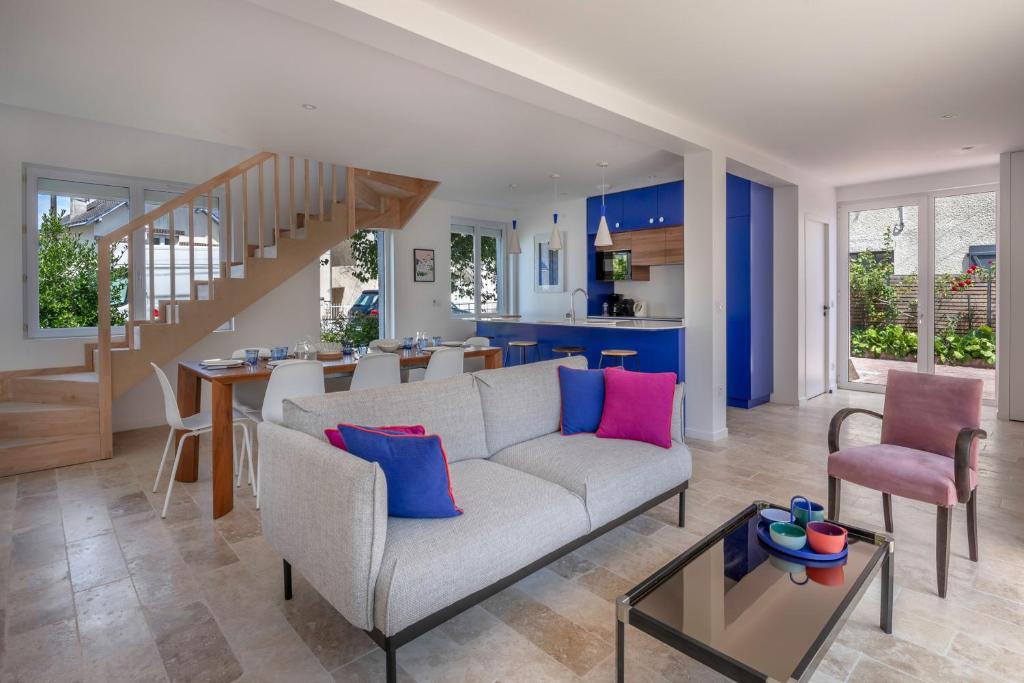 a living room with a couch and a table at Maison moderne avec jardin pour 8 à La Baule in La Baule