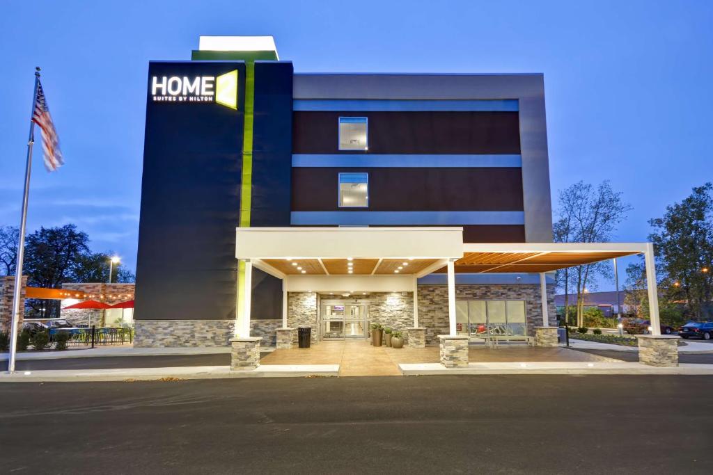 毛米的住宿－Home2 Suites By Hilton Maumee Toledo，家庭保健大楼,设有加油站