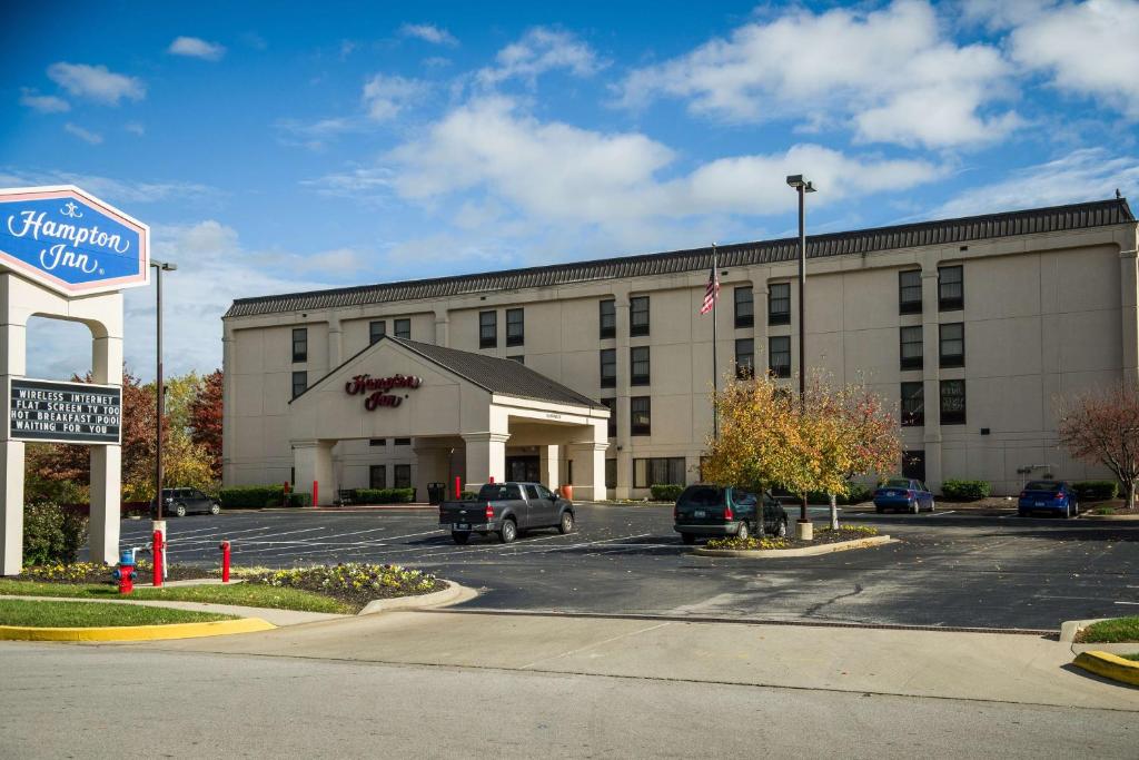 un gran edificio con coches estacionados en un estacionamiento en Hampton Inn Lexington - Georgetown I-75, en Georgetown