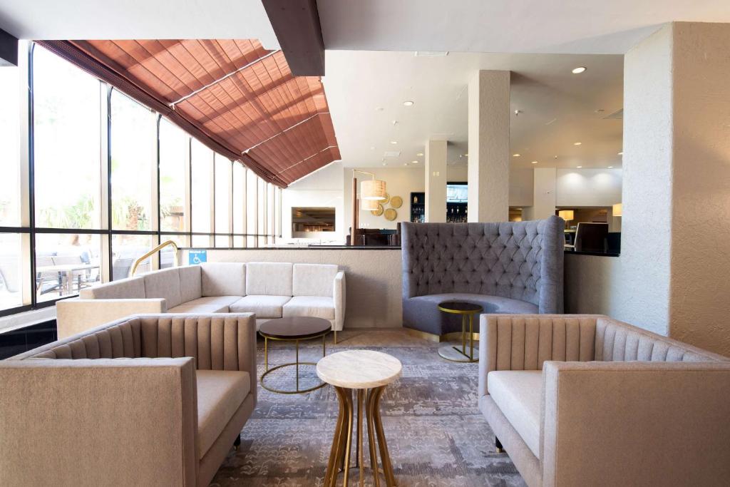 Posezení v ubytování DoubleTree by Hilton Tucson-Reid Park