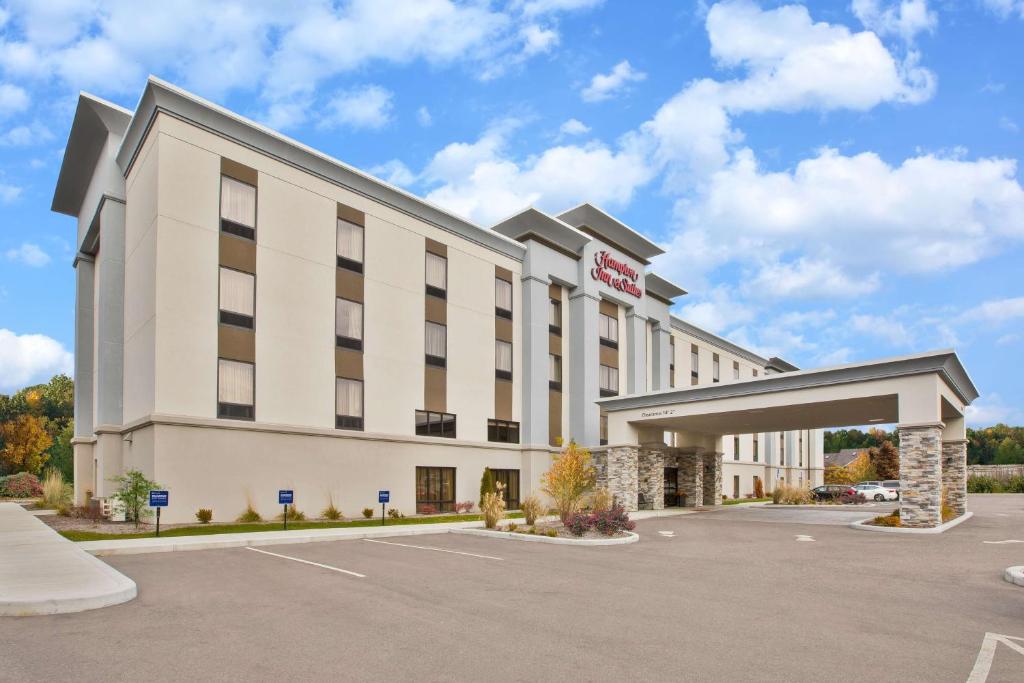 Hampton Inn & Suites Alliance في Alliance: تقديم فندق بموقف