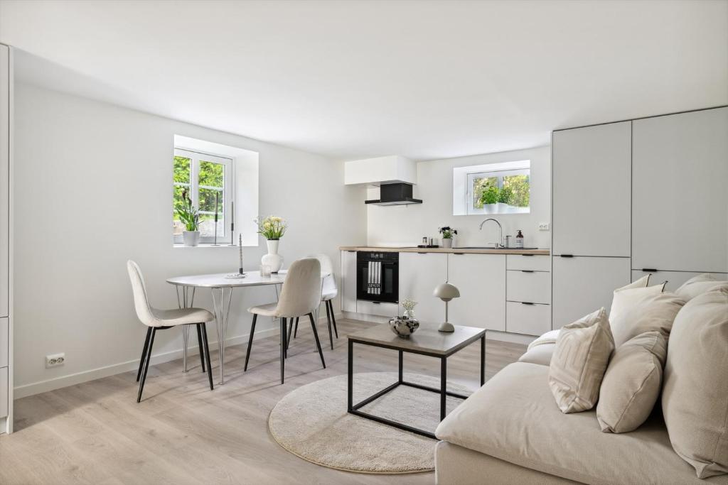 Sala de estar blanca con sofá y mesa en Apartment in Stavanger, en Stavanger