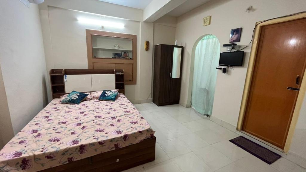 布達巴地的住宿－Casa de Sanchi，一间卧室配有一张床,一扇门通往浴室