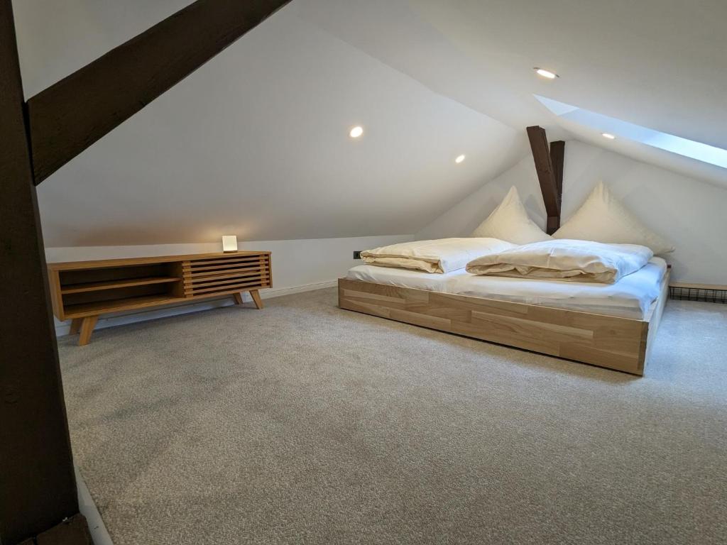 - une chambre avec 2 lits et une commode dans l'établissement Ferienhaus Tinyhouse21 Wasserkuppe, à Obernhausen