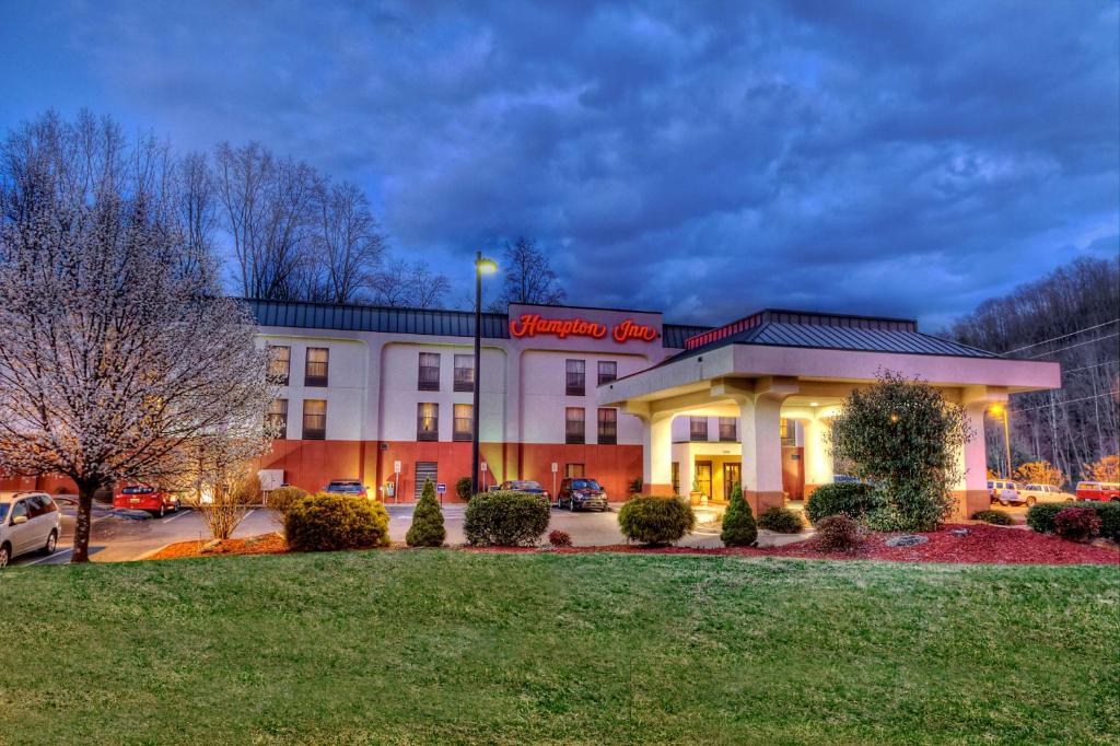 a building with a sign on the front of it at Hampton Inn Marion in Jacktown