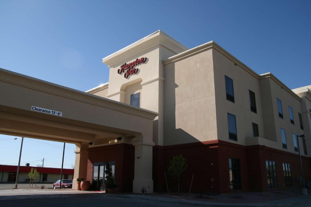 un edificio con un cartel en el costado en Hampton Inn La Junta, en La Junta