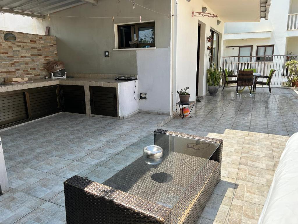 Posezení v ubytování Extremely comfy apt with spacious private terrace 10min walk to the beach & in Town