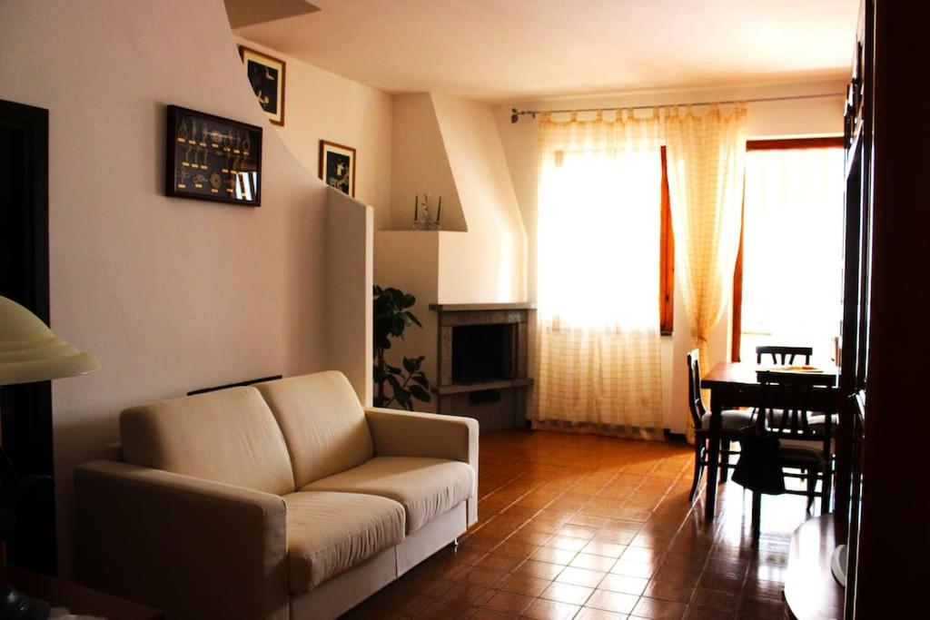 ein Wohnzimmer mit einem Sofa und einem Tisch in der Unterkunft Roma a un passo e il mare in casa in Marina di Cerveteri