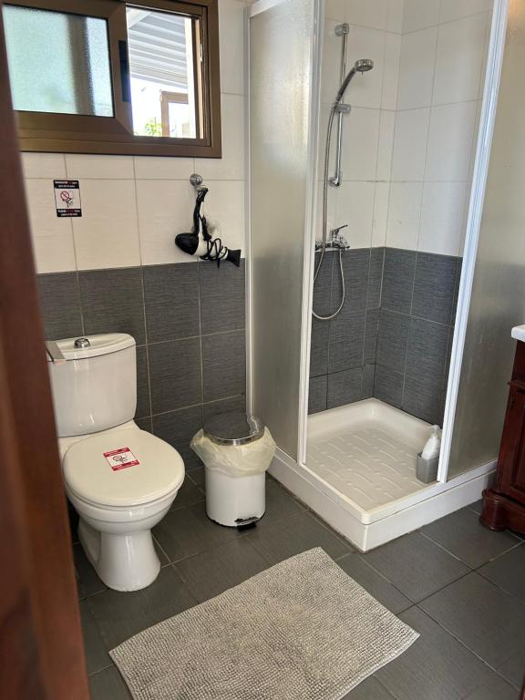 Koupelna v ubytování Extremely comfy apt with spacious private terrace 10min walk to the beach & in Town