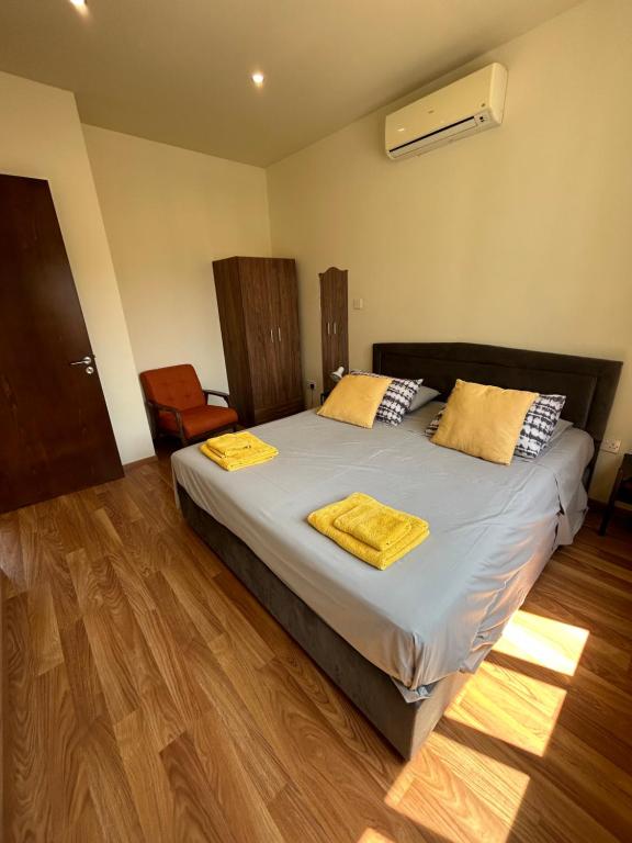 Postel nebo postele na pokoji v ubytování Extremely comfy apt with spacious private terrace 10min walk to the beach & in Town