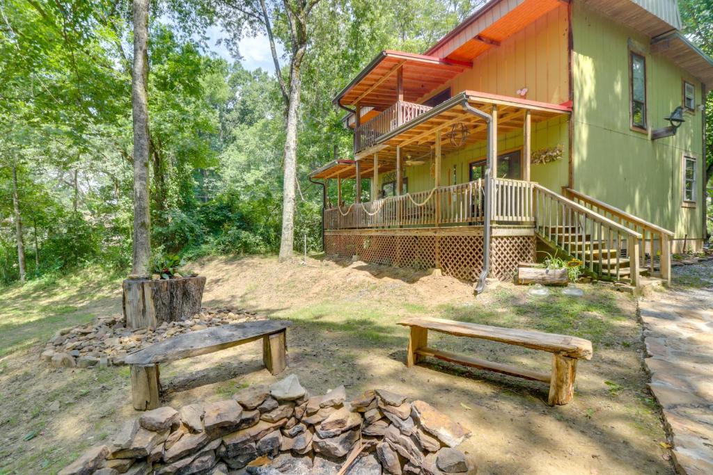 Riverfront Pangburn Escape with Balcony and Fire Pit!, Pangburn