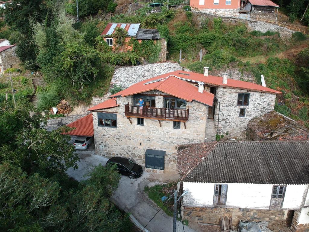 una vista aérea de una casa de piedra con balcón en Casa Yañez, en Chantada