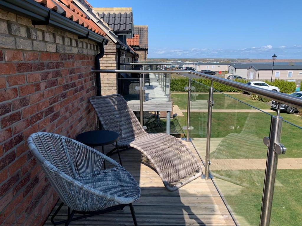 Balkón nebo terasa v ubytování Sea Urchins Cottage at The Bay Filey, sleeps 4-5, 2 dogs welcome for free too