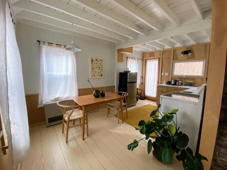 Kuchyň nebo kuchyňský kout v ubytování Modern Cottage One (The Lorca, Catskills)