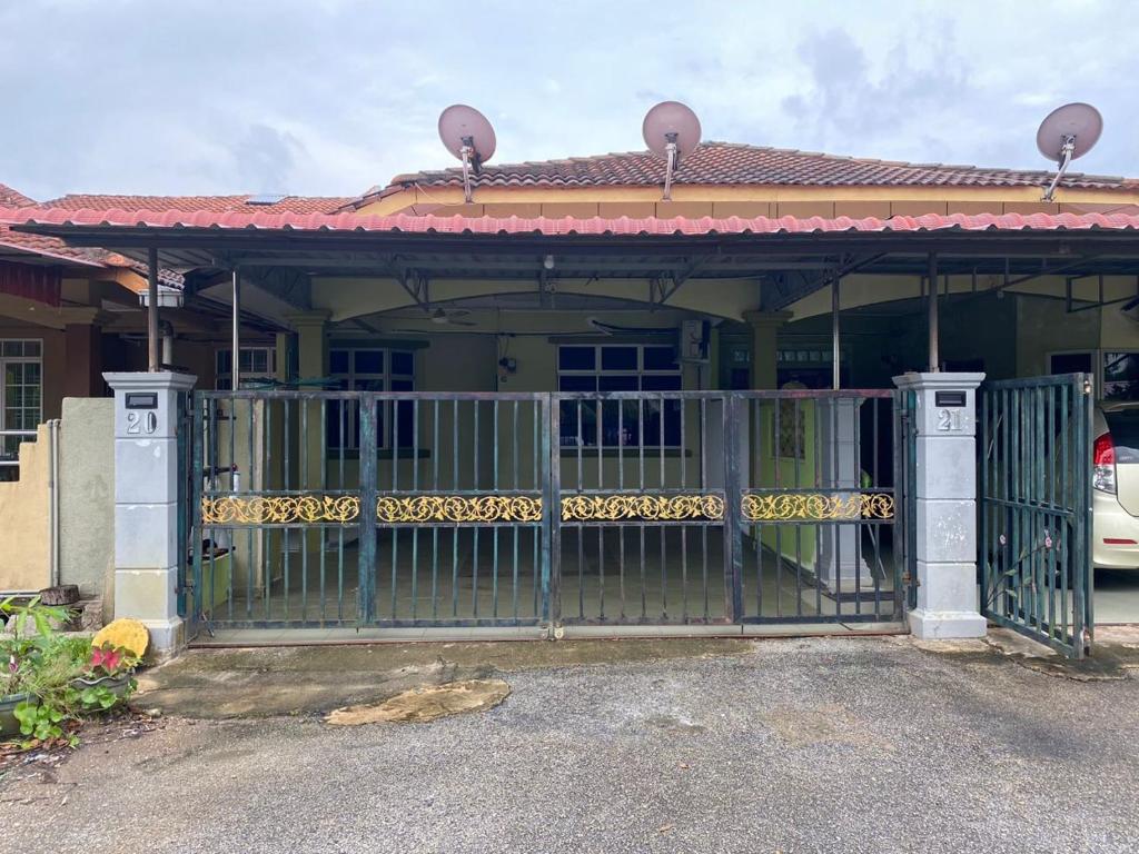 ein Haus mit einem Tor davor in der Unterkunft Best Homestay in Kuala Rompin