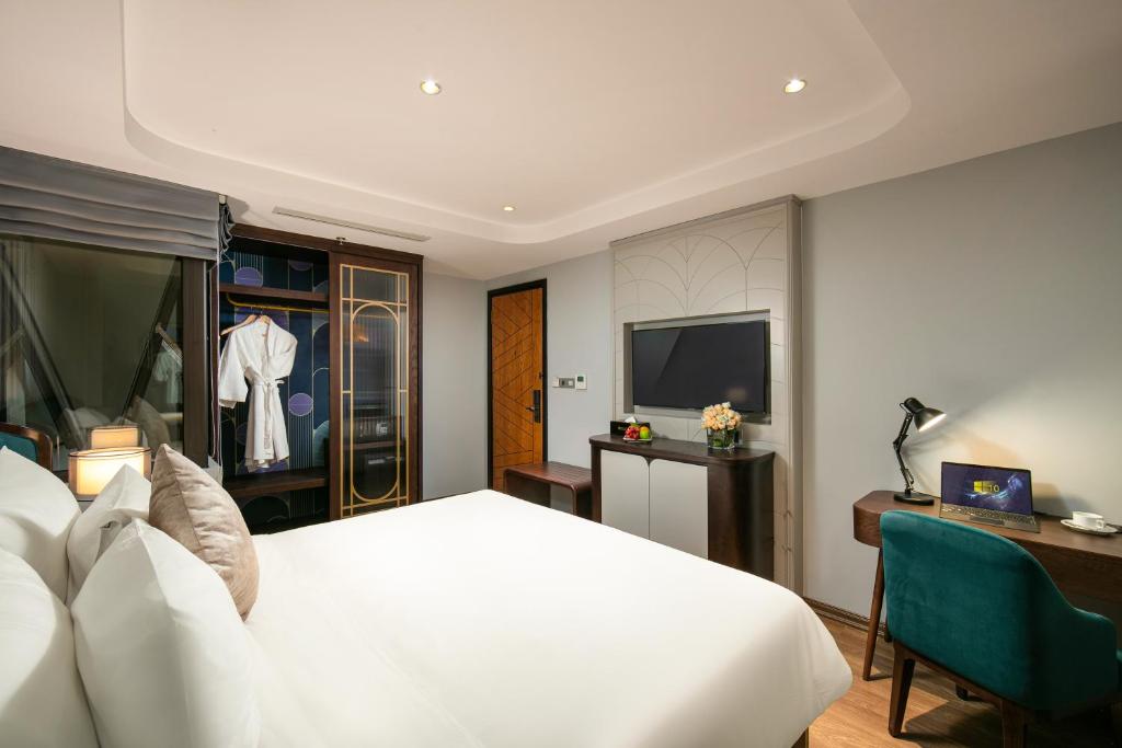 MAY DE VILLE Lakeside Hotel - 2