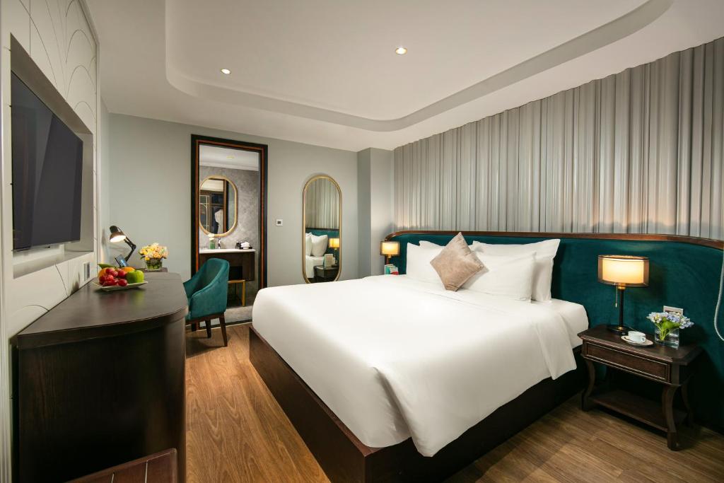 MAY DE VILLE Lakeside Hotel - 1