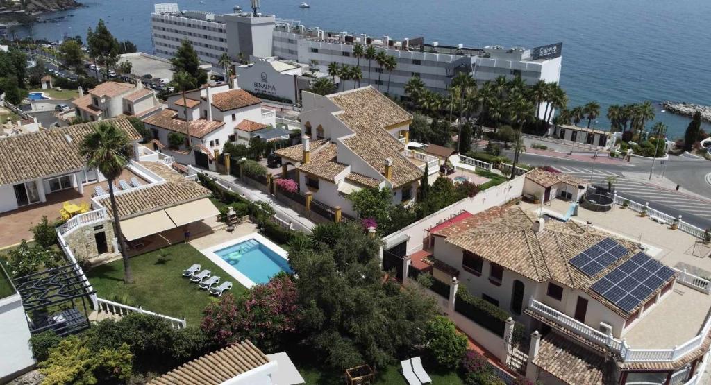 Zdjęcie z galerii obiektu Villa Zebra sea view beach across the street w mieście Benalmádena