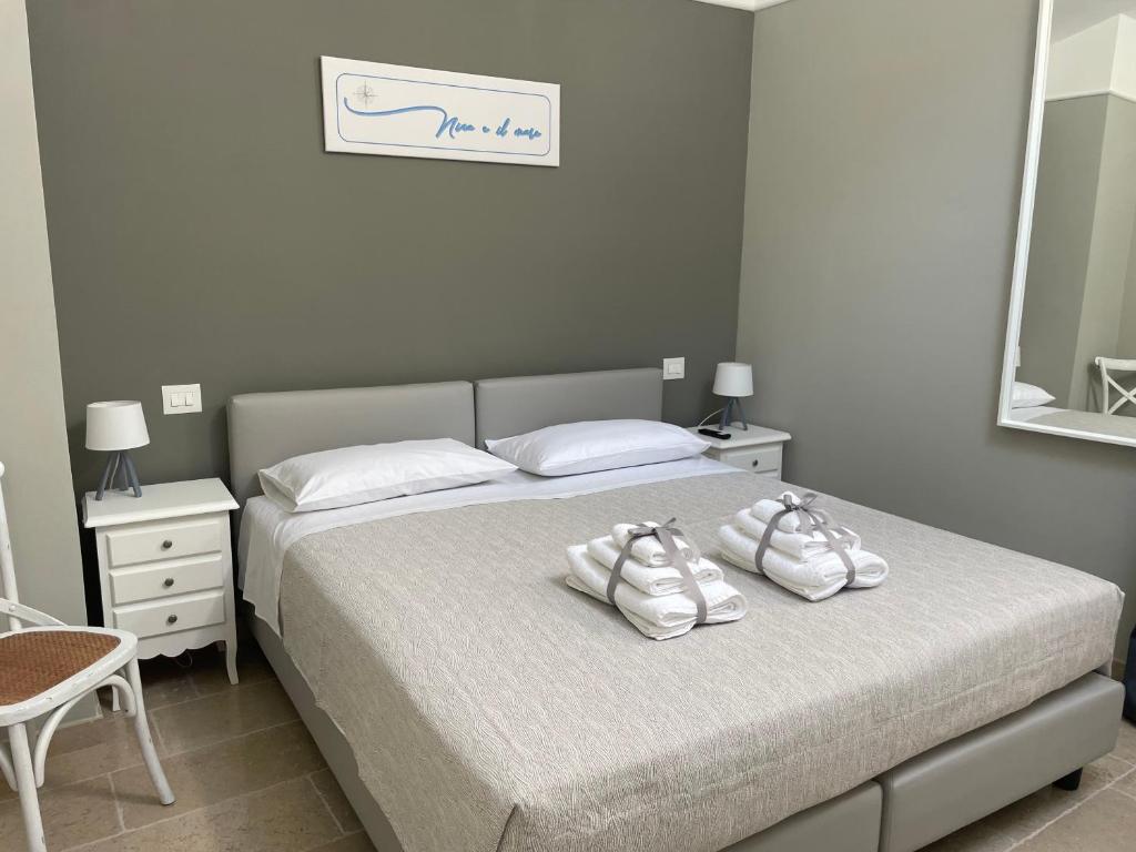 A bed or beds in a room at Nina e il mare