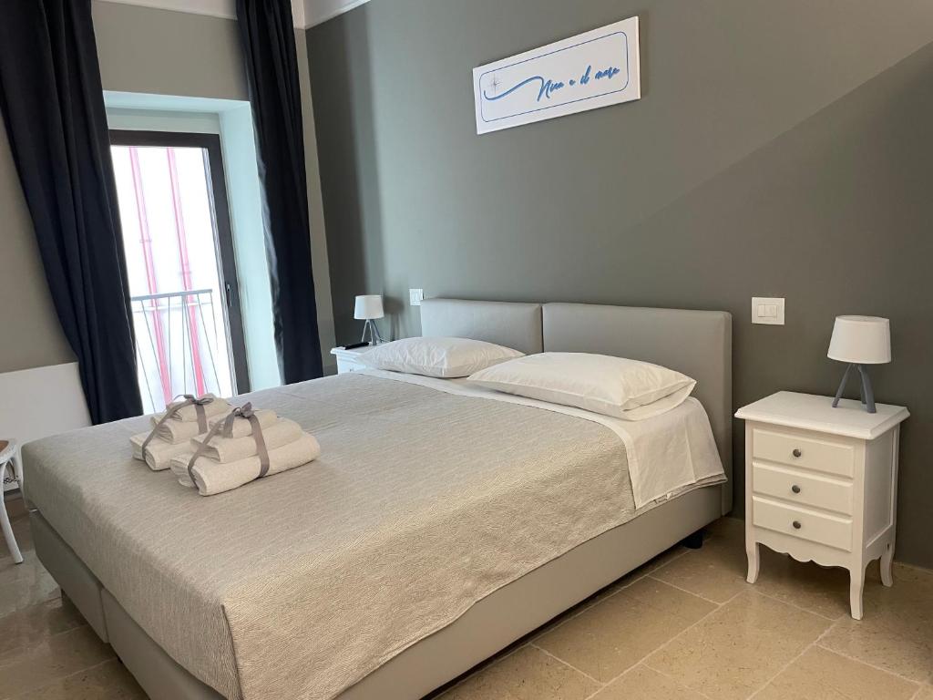 A bed or beds in a room at Nina e il mare