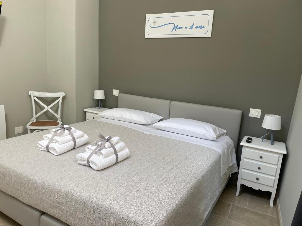 A bed or beds in a room at Nina e il mare