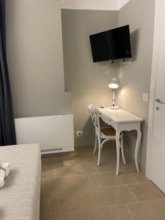A television and/or entertainment centre at Nina e il mare
