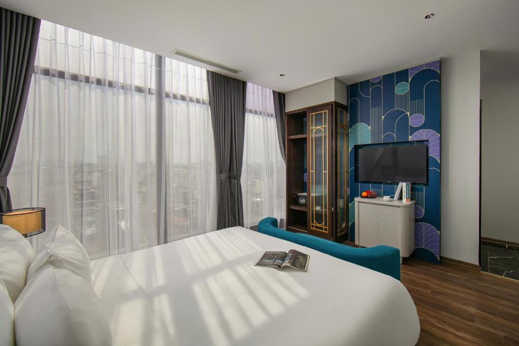 MAY DE VILLE Lakeside Hotel - 17