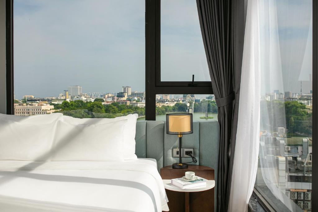 MAY DE VILLE Lakeside Hotel - 16