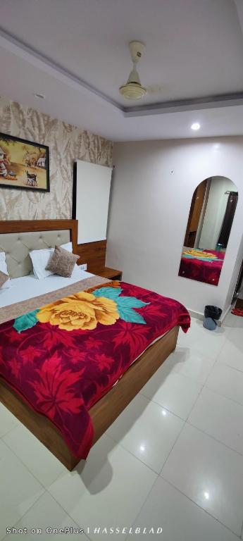 ジョードプルにあるHotel Siddhi Vinayakのベッドルーム1室(花の毛布付きの大型ベッド1台付)