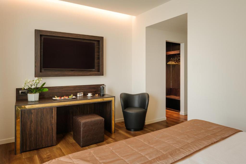 TV a/nebo společenská místnost v ubytování Hotel Dei Cavalieri Milano Duomo