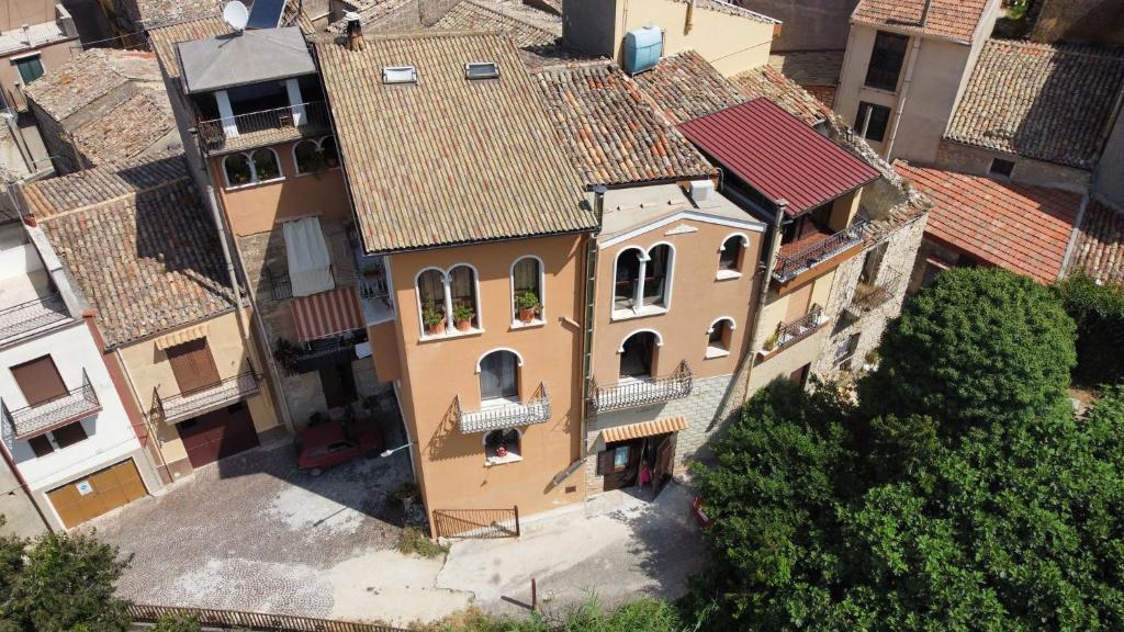 una vista aérea de un edificio en una ciudad en Casa Vacanze Prezioso, en Bisacquino