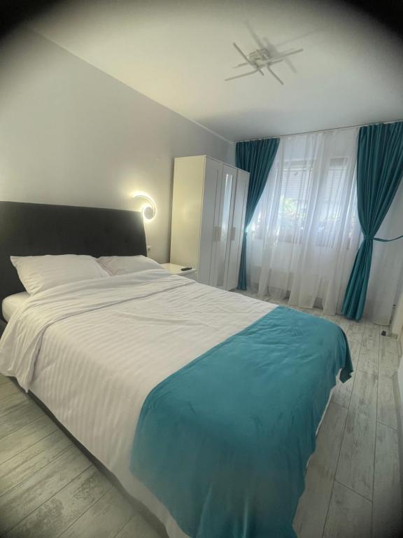 een slaapkamer met een groot bed en een plafondventilator bij Casa Anita in Sighişoara