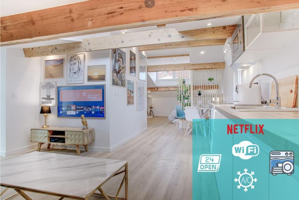 Il comprend une cuisine et un salon avec un évier et un comptoir. dans l'établissement Le Saint-éxupery, à Toulouse