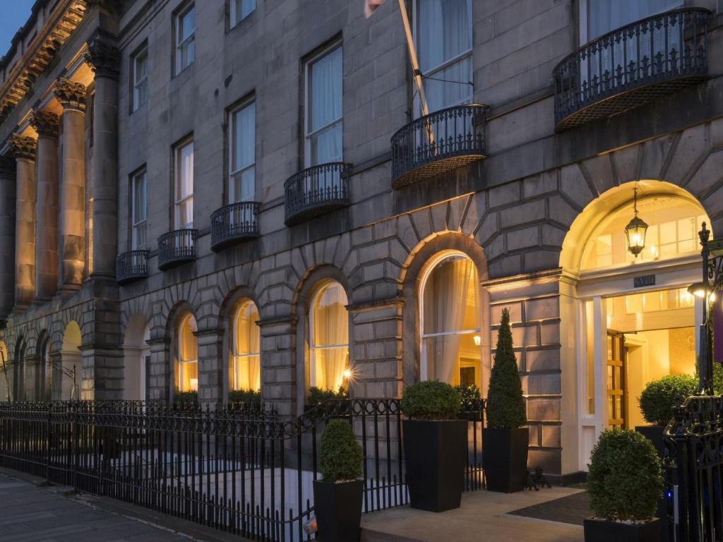 un bâtiment avec une clôture devant lui dans l'établissement voco Edinburgh - Royal Terrace, an IHG Hotel, à Édimbourg