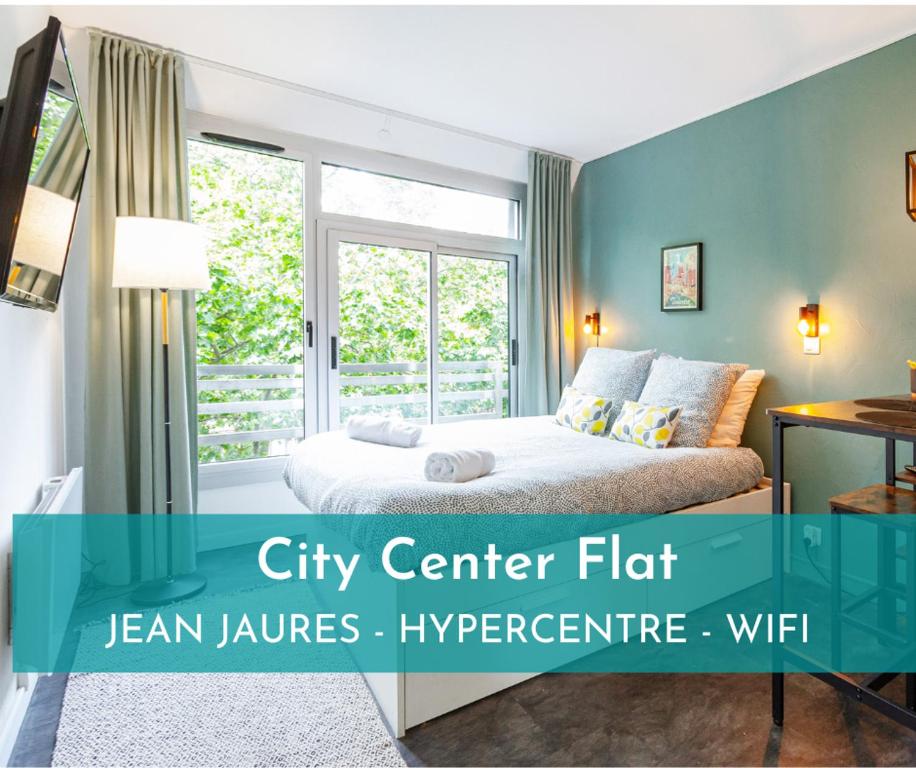 City Center Flat 1 - Hypercentre - Jean Jaurès - Wifi في تولوز: شقة في وسط المدينة مع سرير في غرفة النوم